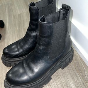 Steve Madden chelsea boots - black size 8.5